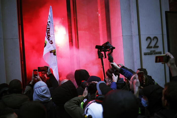 Manifestanti invadono per alcuni minuti la sede di Lvmh a Parigi