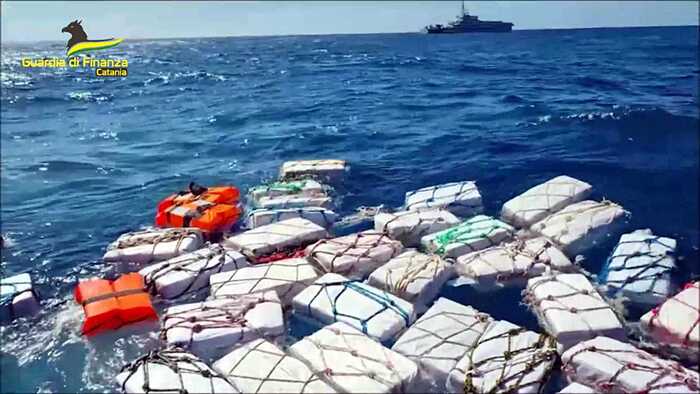 Droga: sequestrate in mare dalla GdF due tonnellate di cocaina, vale 400  milioni - Cronaca - ANSA