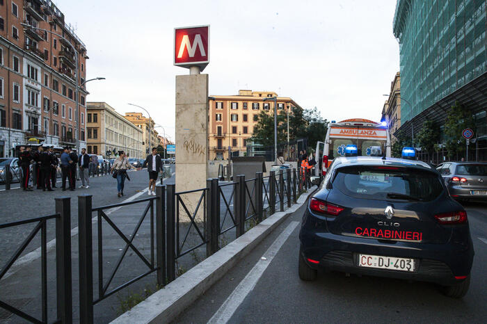 Con ascia minaccia passeggeri e danneggia scala fermata metro – Notizie – Ansa.it