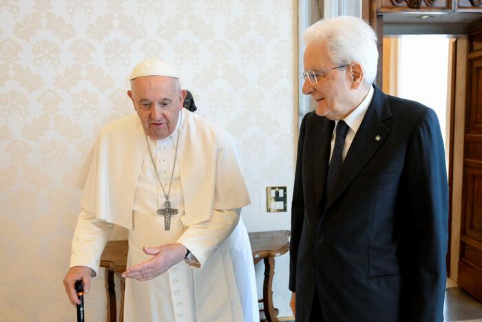 Mattarella al Papa: 'Tutelare sempre la dignità umana'