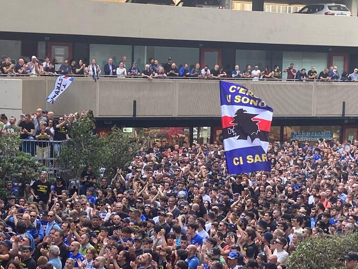 Striscione dei tifosi della Sampdoria contro un cronista, indaga la Digos