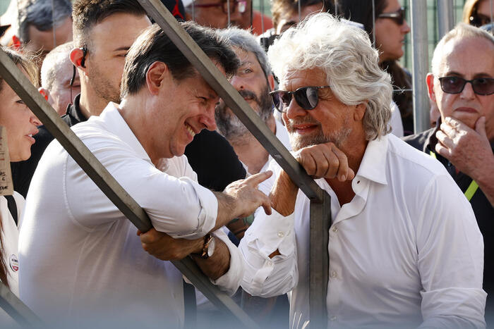 Grillo posta foto di un uomo con il passamontagna - Notizie 