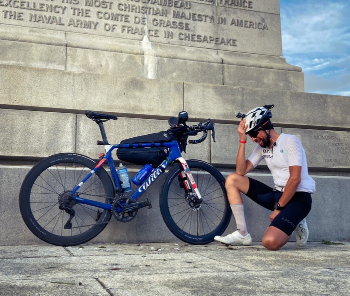 Uomo e donna con bici da corsa su un tour nelle montagne alpine, con il  lago Traunsee dietro, Austria, Austria superiore, Gmunden Foto stock - Alamy