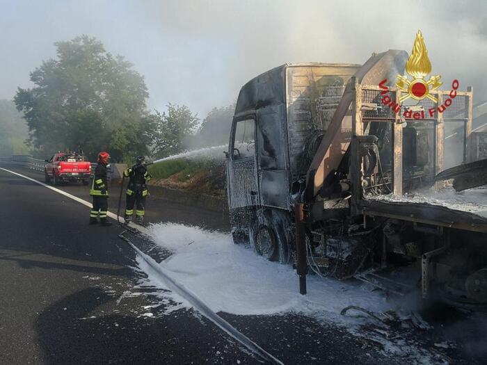 Camion a fuoco in A1 6 km coda in nord tra Arezzo e Valdarno