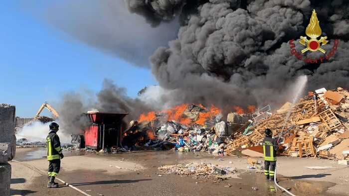 Rogo in impianto smaltimento rifiuti a Ciampino, colonna di fumo – Notizie