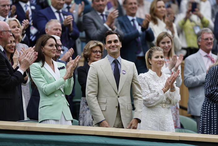 Wimbledon: standing ovation for Federer, welcomed as a royal - The ...