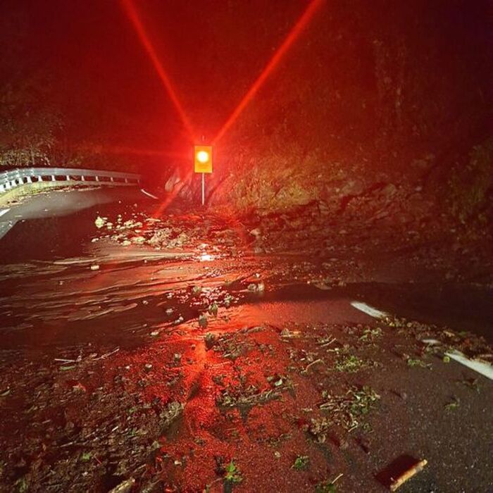 Una colata detritica ha invaso in Valle d'Aosta la strada regionale 46