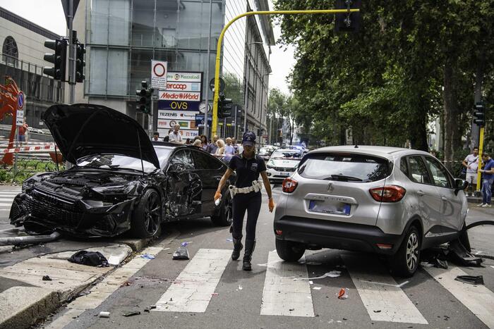 deceduto il ragazzo travolto da un’auto sul marciapiede a Milano – Notizie