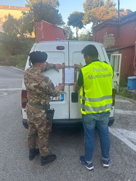 Autocarro Con Rifiuti Sequestrato In Area Campo Rom Di Scampia Notizie Ansa It