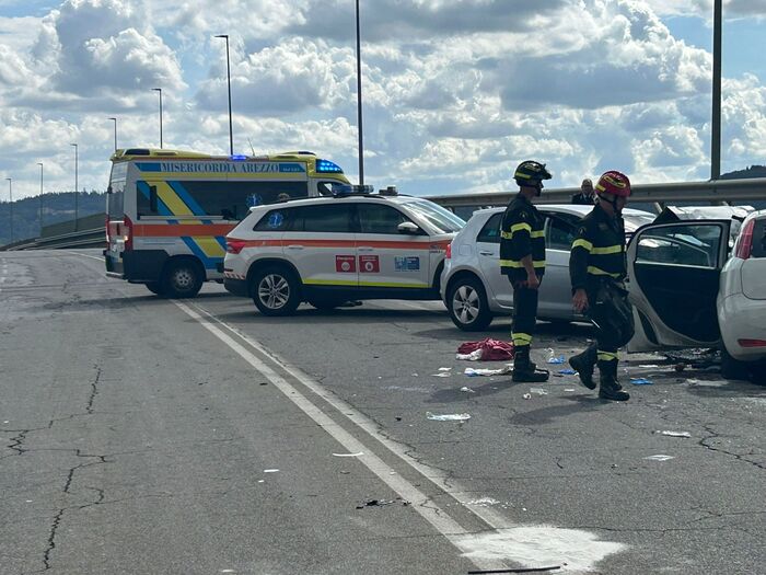 Scontro tra due auto ad Arezzo un morto e una ferita grave