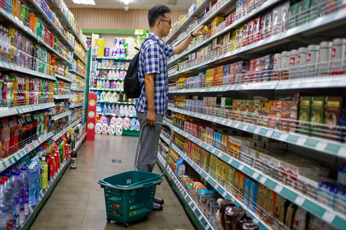 China’s September Consumer Prices Show Elements of Deflation: A Comprehensive Analysis of Economic Data