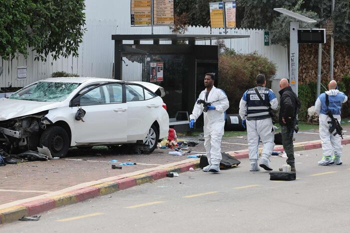 Gaza, humanitära hjälplastbilar attackerade.  En attack i Israel åtminstone.