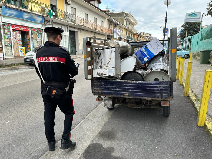 Topi tra i rifiuti in corso Regina, i residenti provano il “fai da