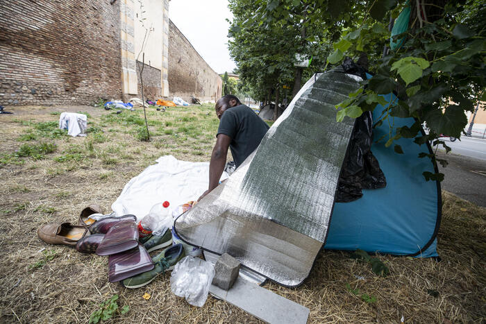 Viale Pretoriano, tendopoli nuovamente sgomberata e bonificata: ma quanto durerà?