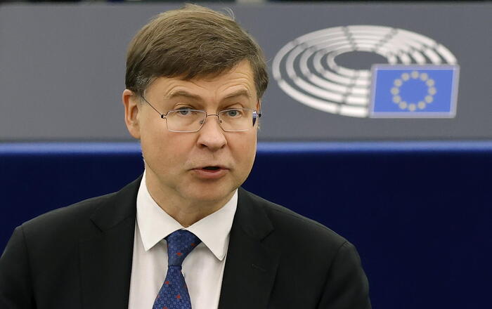 Dombrovskis raps Italy over budget