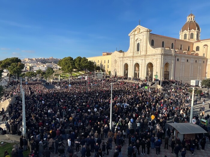 Legendary Italian Footballer Gigi Riva Honored in Emotional Funeral