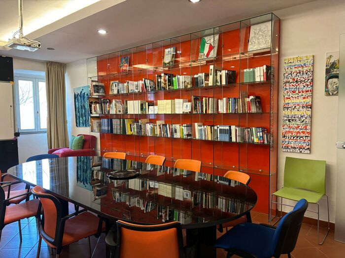 Bambino di 8 anni nasconde il suo libro nella biblioteca della città e  diventa un caso