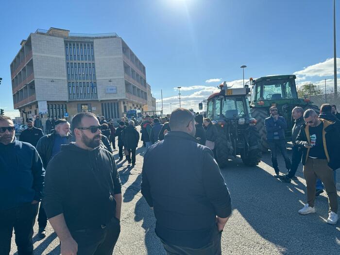 Protesta trattori, quarta notte davanti al porto di Cagliari – Notizie