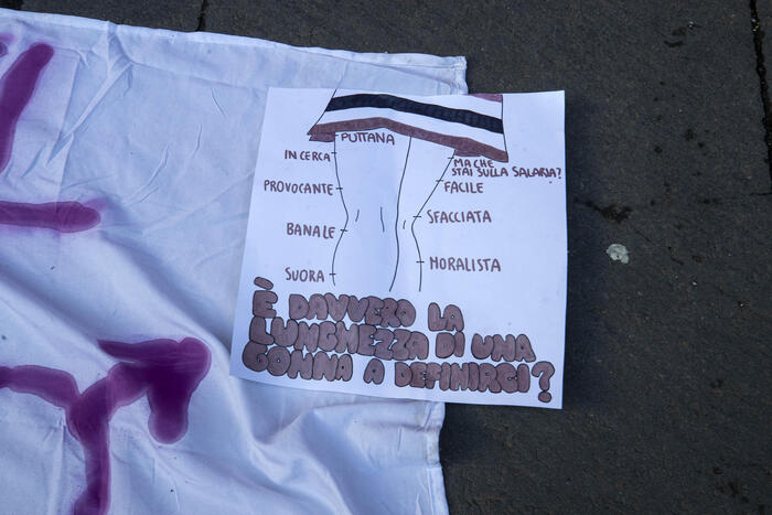Feminists slam mini-skirt calendar in Puglia