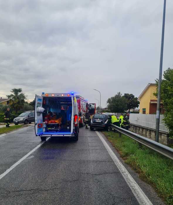 Auto esce di strada sulla Casilina, giovane donna in ospedale – Notizie