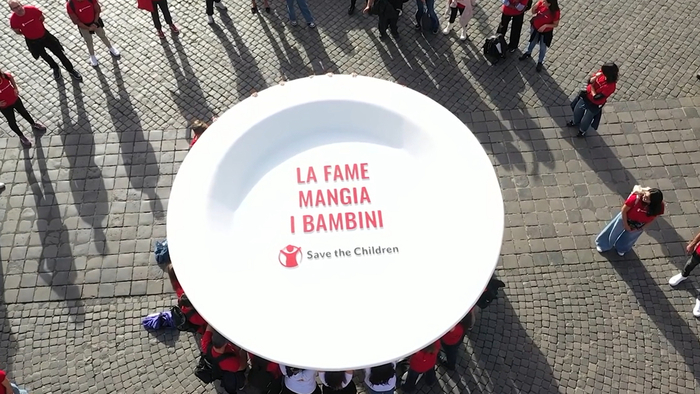 “La fame mangia i bambini”, campagna Save the Children con enormi piatti vuoti – Italia – Ansa.it