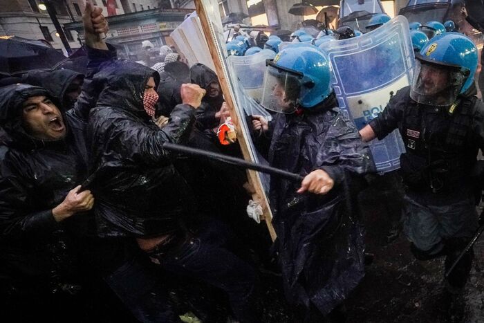 A Napoli il corteo contro il G7, scontri tra manifestanti e polizia