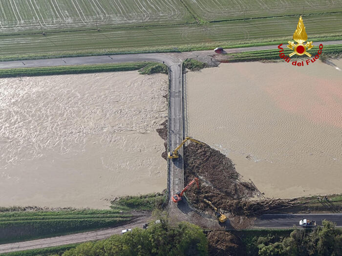 Maltempo, l'Emilia-Romagna sott'acqua, giovane morto a Pianoro