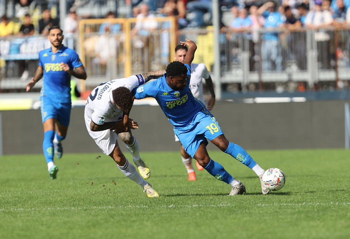 Il Napoli soffre ma poi vince, a Empoli basta Kvara su rigore