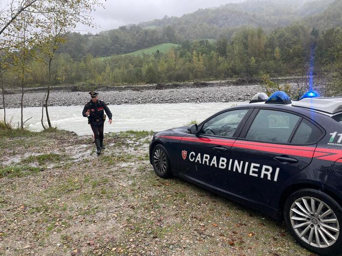 E-R Carabinieri stop people from taking selfies near rivers