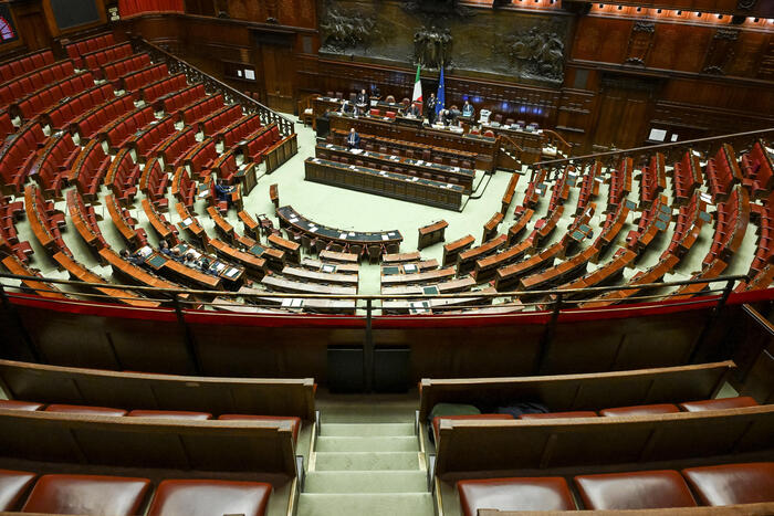 Applausi in Aula Camera per Fitto. FdI, vittoria per l'Italia