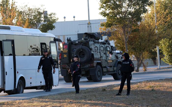 Attacco terroristico vicino ad Ankara, 'quattro morti e 14 feriti. Uccisi due attentatori'