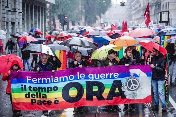 Corteo per la pace a Torino, in migliaia sotto la pioggia