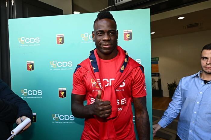 Balotelli ha firmato con il Genoa, contratto fino a giugno 2025