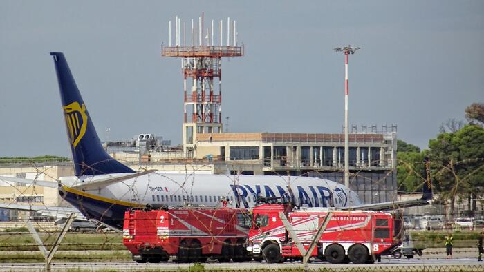 Incendio al motore di un aereo Ryanair a Brindisi, riaperto lo scalo del Salento – Notizie – Ansa.it