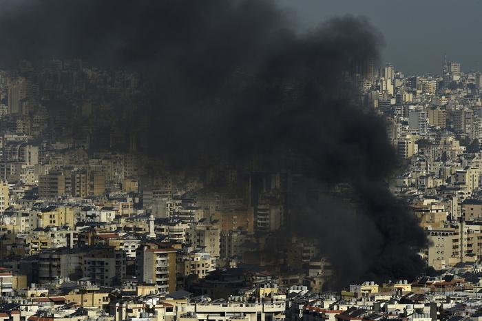 Smoke rises following an Israeli airstrike in Dahieh, a southern suburb controlled by Hezbollah RIPRODUZIONE RISERVATA