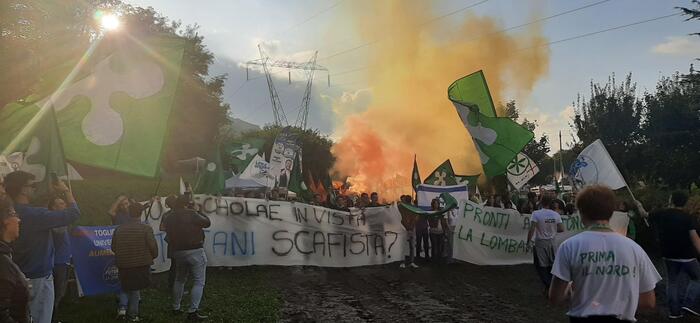 A Pontida giovani leghisti con lo striscione ‘Tajani scafista’ per lo ius scholae. Salvini: “Chiedo scusa per loro” – Notizie – Ansa.it