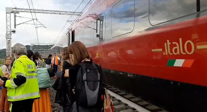 Treno bloccato sull’alta velocità Roma-Firenze, ancora disagi – Notizie – Ansa.it