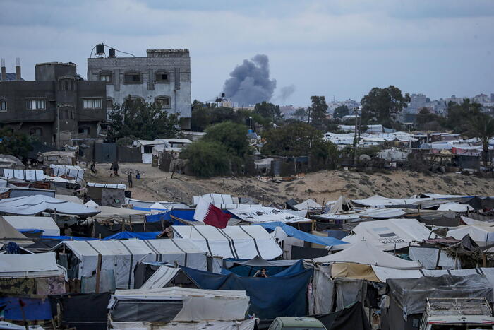 Gaza: raid israeliano su moschea, i morti sono 21