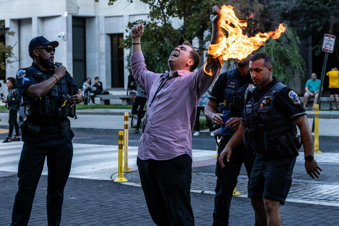 Protesta pro-Palestina a Washington, uomo cerca di darsi fuoco