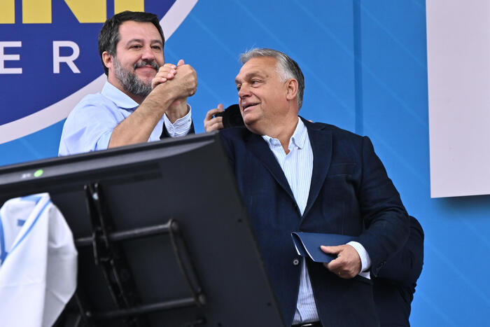 Il raduno della Lega a Pontida, Salvini tiene alto lo scontro con FI: “Paghino le banche” – Notizie – Ansa.it