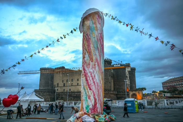 A Napoli una nuova installazione in piazza, la forma fa discutere – Notizie – Ansa.it