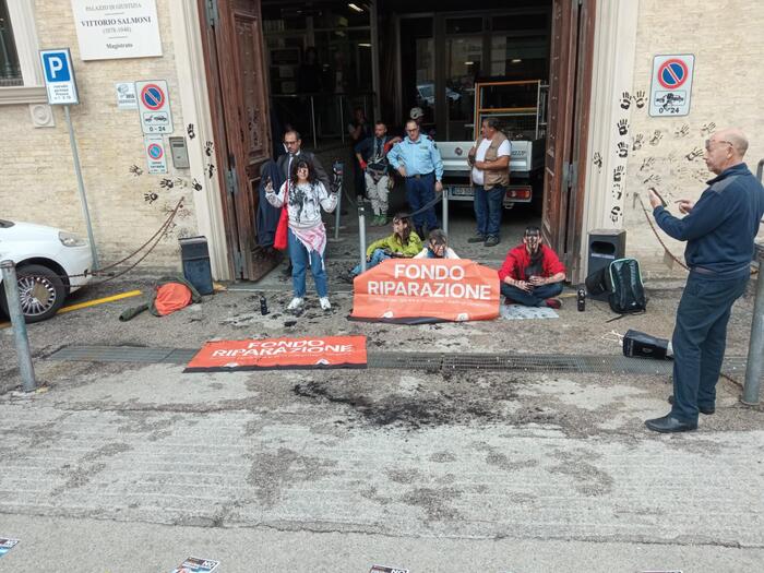 Ultima generazione imbratta il Tribunale di Ancona, in 5 fermati dalla Digos – Notizie – Ansa.it