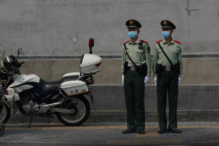 Cina: auto contro studenti vicino a una scuola, molti feriti