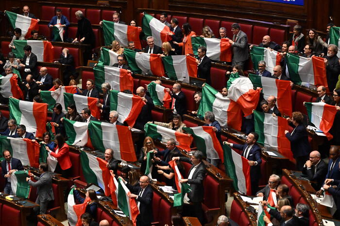 Bagarre Autonomia, opposizioni in Aula con il tricolore – Notizie – Ansa.it