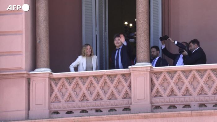 Argentina, Milei e Meloni salutano la folla dal balcone del palazzo presidenziale – Mondo – Ansa.it