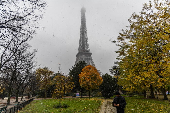 Parigi verso il summit sull'IA, 'sveglia Europa!'