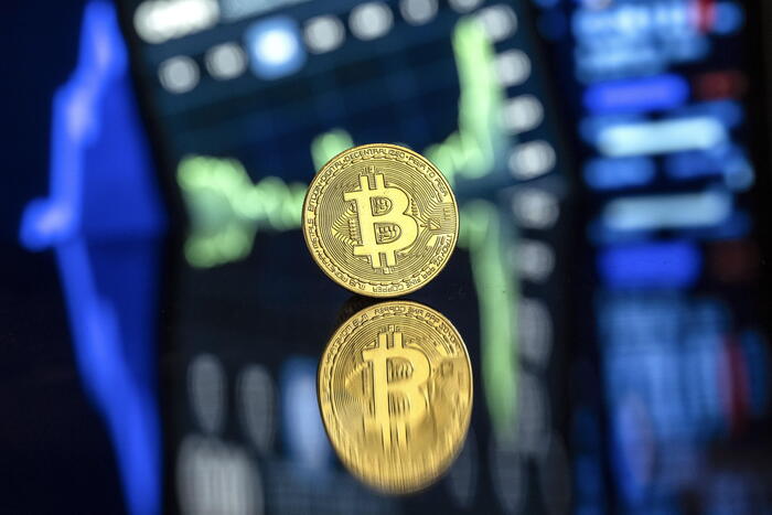 Il Bitcoin ancora record, vola a 103.909 dollari