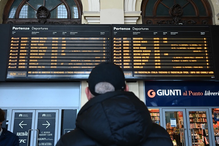 Sciopero dei treni fino alle 17 dopo l'aggressione al capotreno