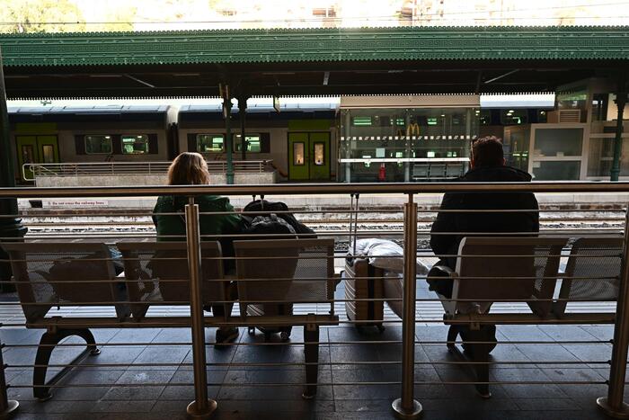 Un ragazzo aggredisce un capotreno e gli fa saltare due denti – Notizie – Ansa.it