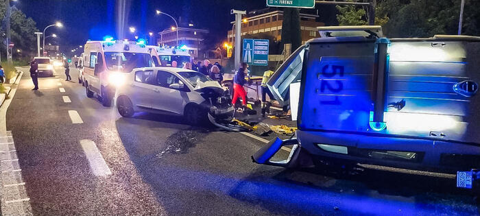 Travolti da un’auto durante i rilievi per un incidente, feriti 3 vigili a Roma. L’autista, un carabiniere, positivo all’alcol test – Notizie – Ansa.it